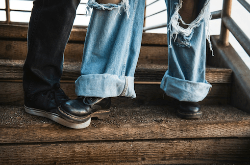 couple pieds jean