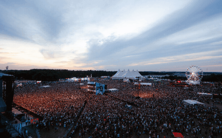 Visiteurs du festival dancent et chantent.