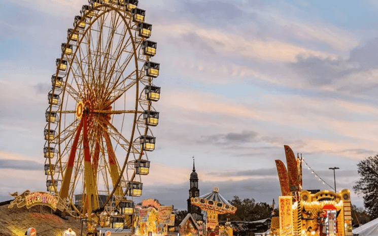 Grande roue et coucher de soleil.