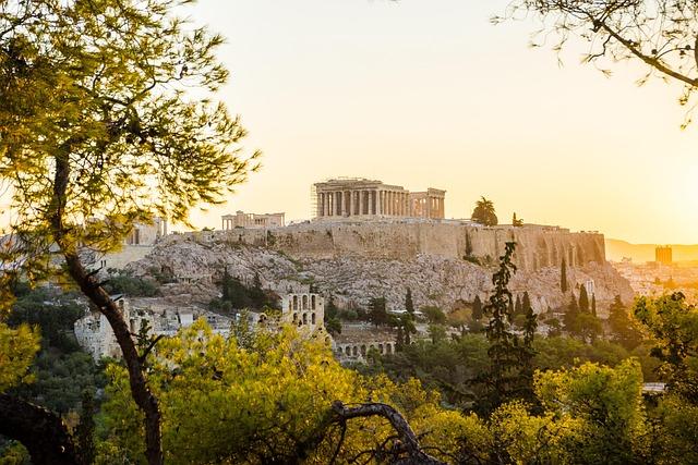 L'Acropole vue de face au lever du soleil, encadrée par deux arbres
