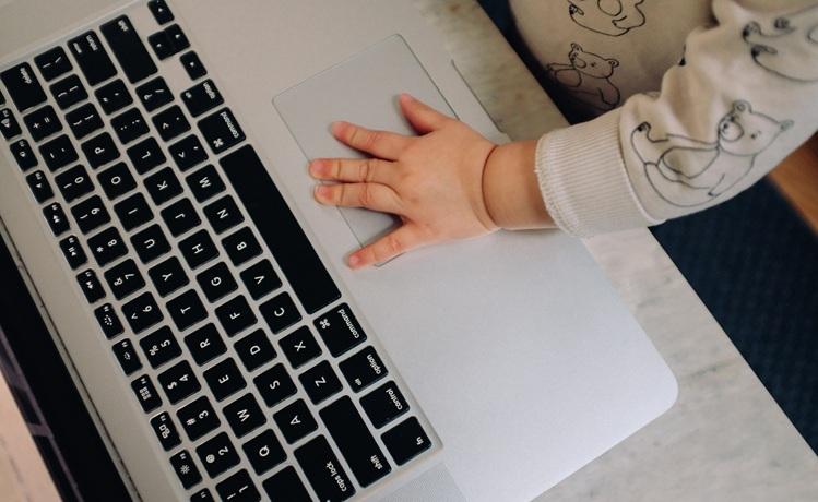 main-bébé-clavier-ordinateur