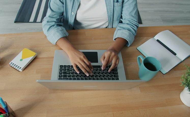personne_clavier_ordinateur_portable