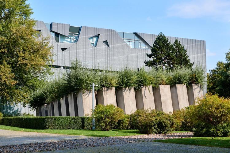 Vue extérieure du Musée juif de Berlin, bâtiment Libeskind avec le Jardin de l'Exil
