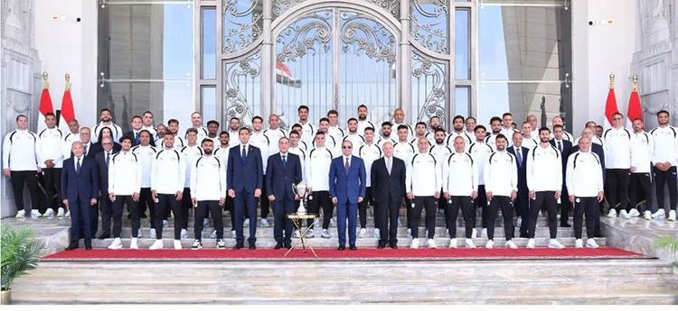 photo du président Egyptien avec l'équipe de football d'Egypte