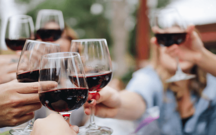 Personnes boivent du vin.