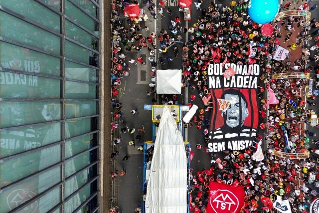 Brésil: une forte réduction de peine pour Bolsonaro entre les mains du Sénat