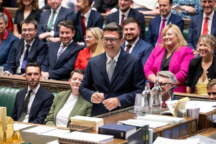En route pour Downing Street, Andy Burnham va dévoiler sa potion de "choc" pour le Royaume-Uni