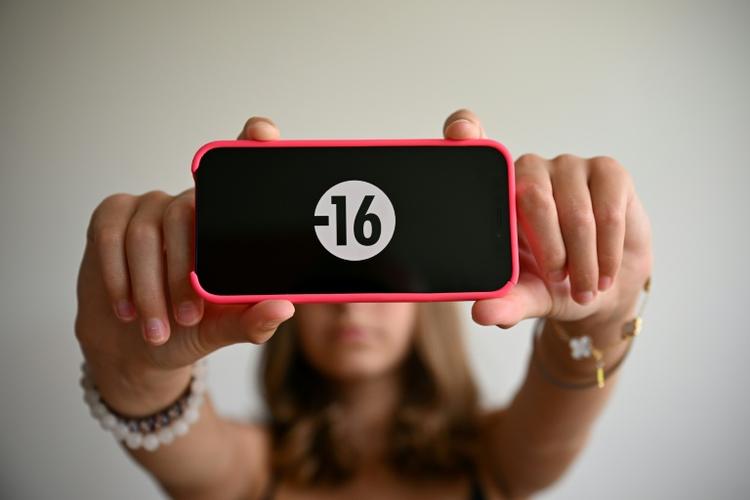 Le Parlement proche d'interdire les réseaux sociaux aux moins de 15 ans, première en Europe