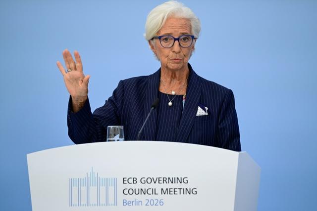La BCE relève ses taux face à l'inflation, souligne l'incertitude pour l'économie