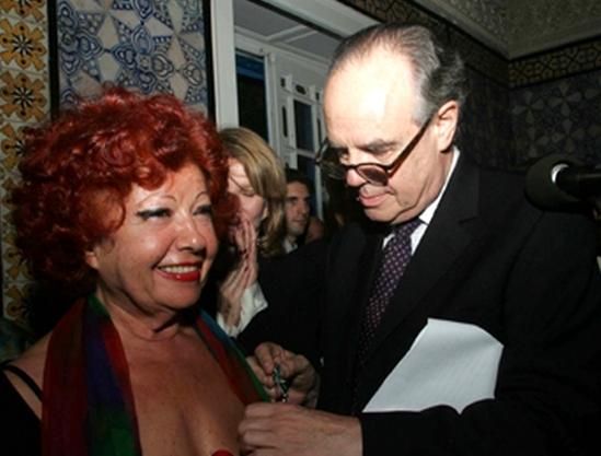 Frédéric Mitterrand remet les insignes d'Officier des Arts et des Lettres de France à Dorra Bouzid, en 2010 à la Résidence de France