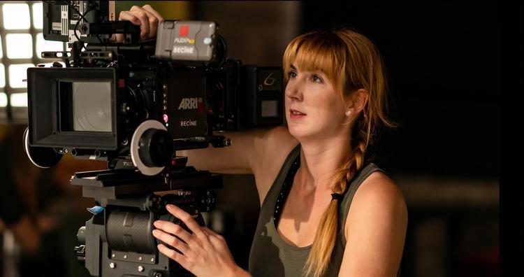 Johanna Coelho derrière la camera sur le tournage de la série « The Pitt » © DR