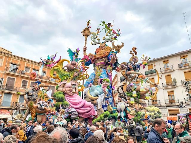 un ninot géant lors des fallas à valencia
