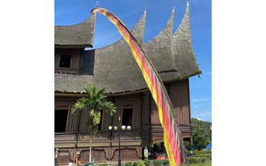 Le drapeau Marawa devant le palais de Pagaruyung
