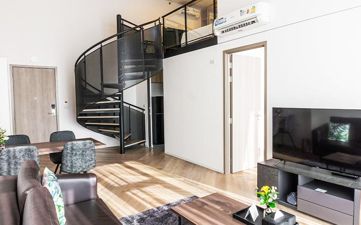 Chambre duplex de l'hotel Ramada by Wyndham Bangkok Sukhumvit 87