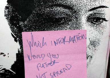 Une photo d'un visage de femme en noir et blanc avec un post it rose dessus.