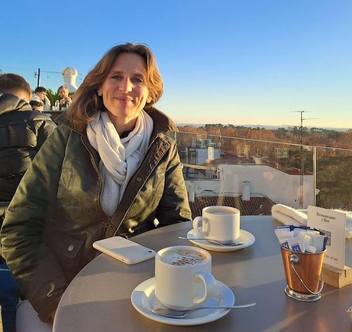 Anne-Aymone devant la lumière hivernale du H10 à Madrid