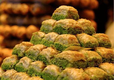 Baklava turc traditionnel à la pistache d’Antep exposé en vitrine à Gaziantep, Turquie