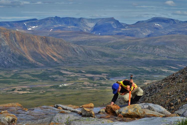 Un géologue au travail sur le terrain, au Québec.