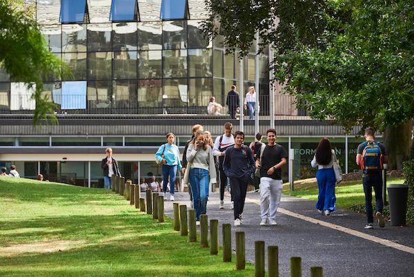 Sortie du campus de l'EDHEC Business School Lille