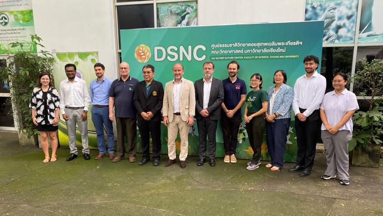 Chercheurs thaïs et français ensemble