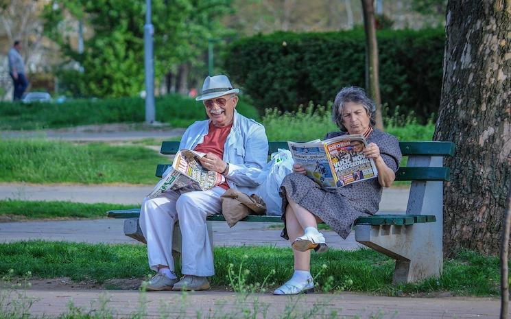 deux personnes agées sur un banc dans un parc