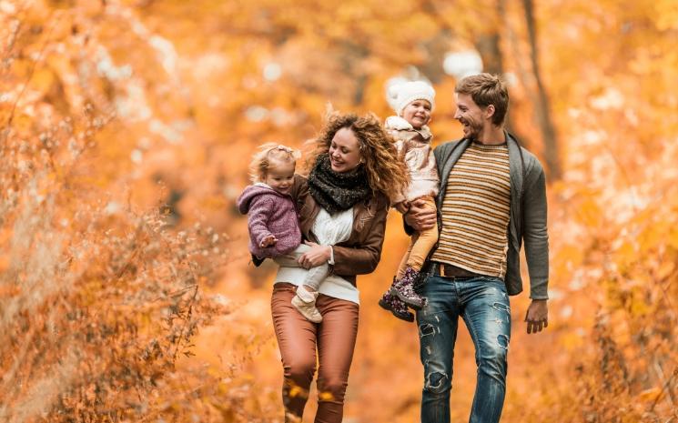 Famille avec deux filles, balade en forêt