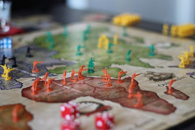 un jeu de risk sur un plateau de jeu du monde entier