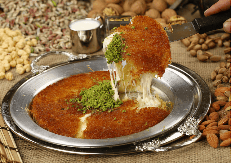 Künefe d’Antakya, dessert turc emblématique au fromage fondu et pistaches, reconnu parmi les meilleurs desserts du monde