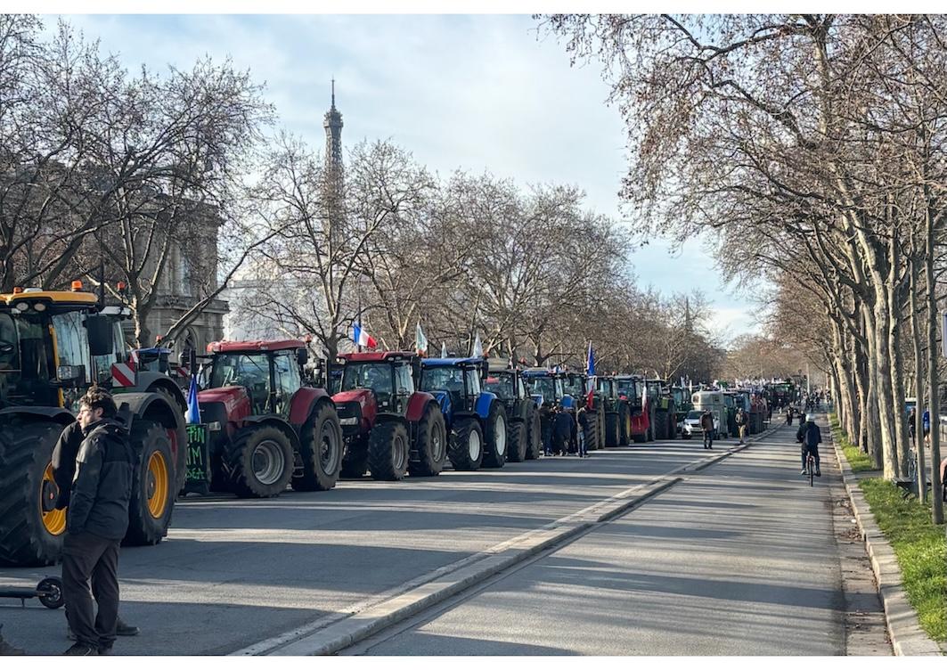 Des agriculteurs manifestent à Paris en bloquant la route avec leurs tracteurs pour protester contre le traité Mercosur, janvier 2026.