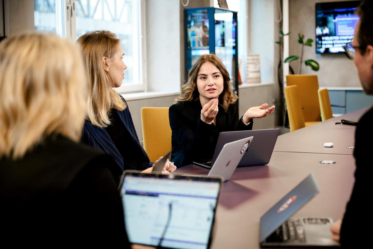 jeunes femmes assises qui discutent autour d'une table pour le travail
