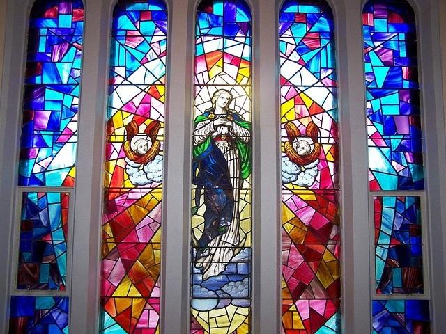 vitraux dans une église