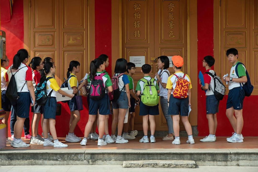 des enfants sortent de l'école à singapour