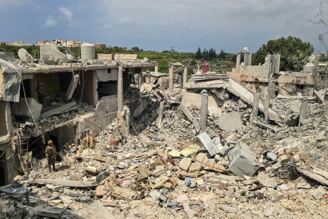 Israël bombarde Tyr après avoir déclaré "zone de combat" une vaste partie du sud du Liban