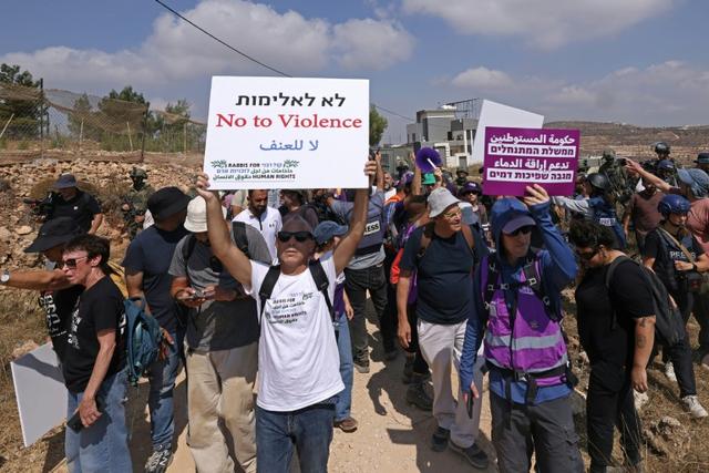 Cisjordanie: des militants israéliens tentent de ravitailler des Palestiniens assiégés