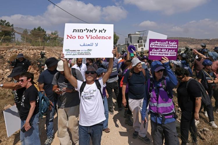 Cisjordanie: des militants israéliens tentent de ravitailler des Palestiniens assiégés