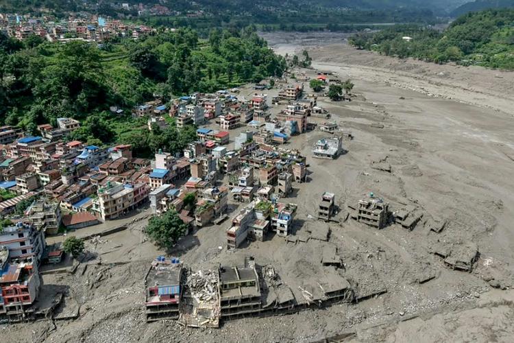 Un mois après, ce que l'on sait de la crue meurtrière dans l'Himalaya