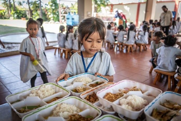 Manon Fernandes petite cambodgienne de Happy Chandara prenant son plateau repas.
