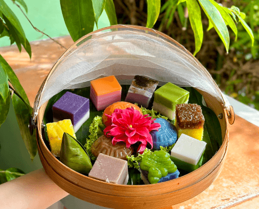 Un plateau garni de kueh multicolores traditionnels.