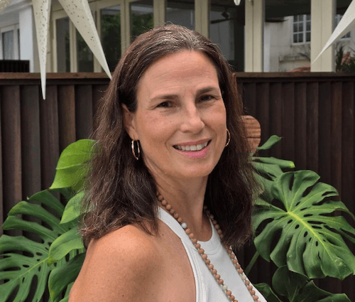 Elodie pratique le yoga à Singapour