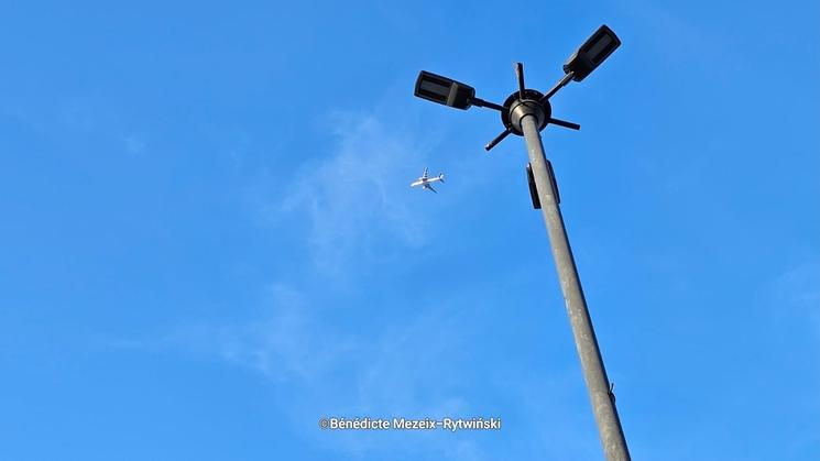 Avion dans le ciel en Pologne
