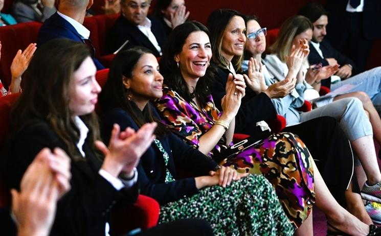 des gens applaudissent aux Trophées des Français Italie