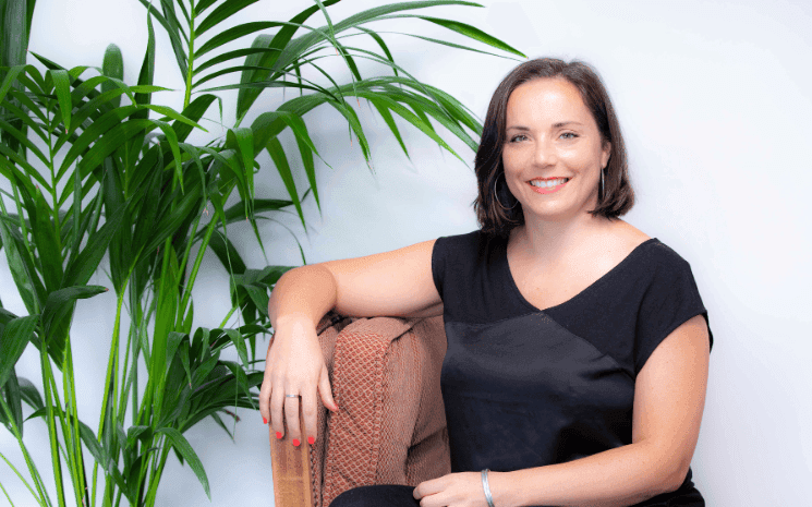 femme qui est assise sur un canapé