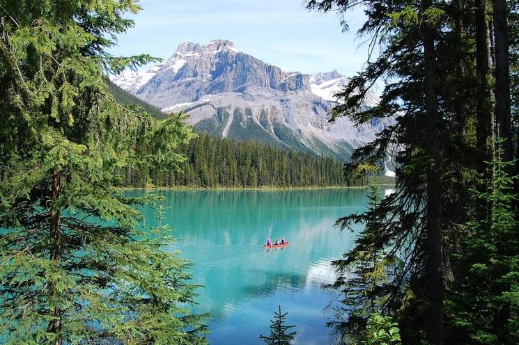 Photo d'un lac entouré de verdure au Canada