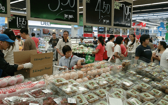 Des personnes font leurs courses à Singapour.
