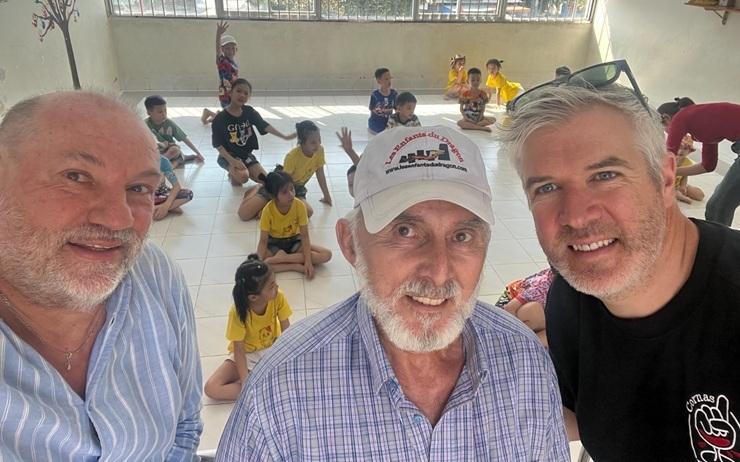 Daniel Verschaere (Directeur des partenariats et du développement), Marc de Muynck (fondateur de l’ONG Les Enfants du Dragon) et Corentin de Boeck (bénévole).