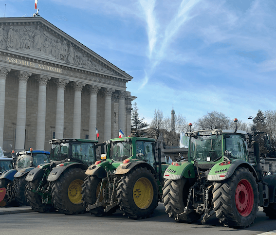 tracteurs à Paris devant l'assemblée nationale