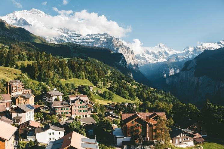 Photo d'un village en montagne en Suisse, Wengen, Lauterbrunnen.